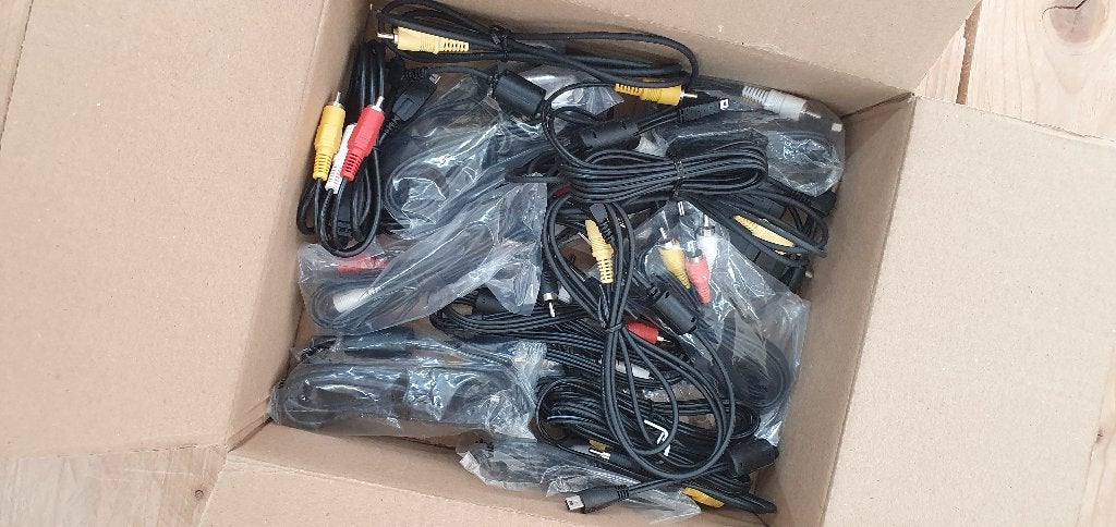 Doosje met AV kabel / AVkabels diverse kabels en aansluiting, Audio, Tv en Foto, Audiokabels en Televisiekabels, Ophalen of Verzenden