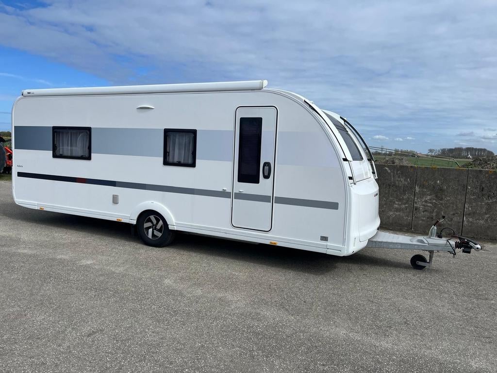 Caravan Adria Adora 613 HT van 2023, Caravans en Kamperen, Caravans, Particulier, tot en met 4, 1500 - 2000 kg, Rondzit, Adria