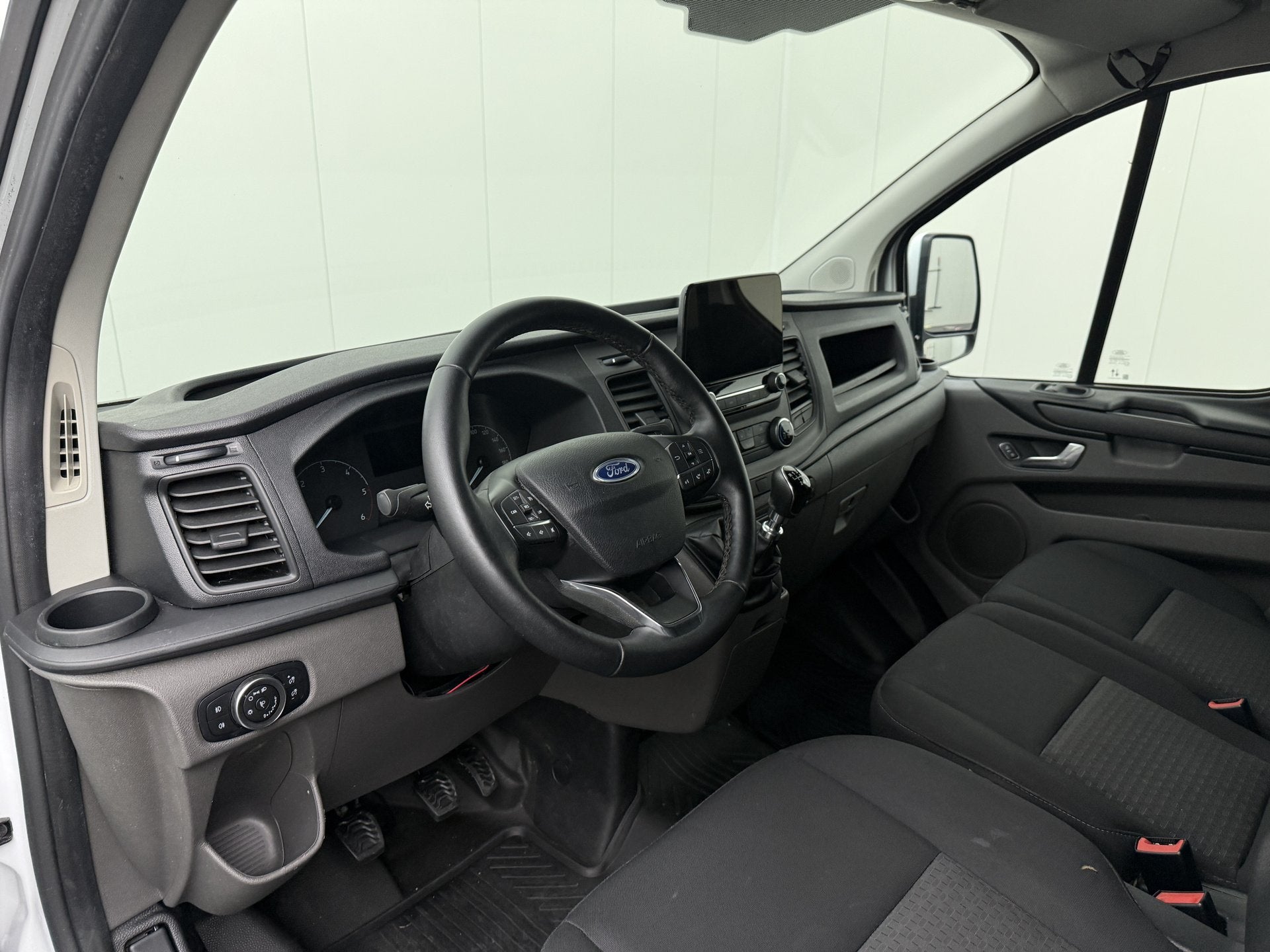 Ford Transit Custom 2.0TDCI Kastinrichting | Trekhaak | Navi, Voorwielaandrijving, Dealer onderhouden, 15 km/l, Euro 6