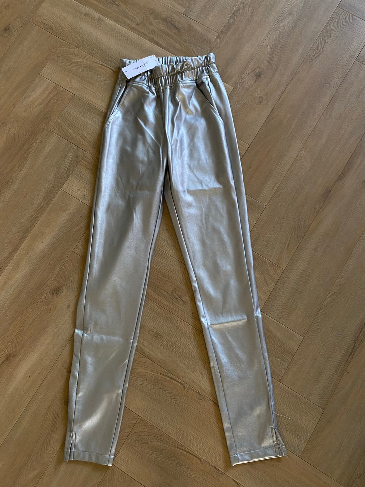 Nieuwe Ambika zilvere leren broek. Maat xs, Overige kleuren, Nieuw, Ophalen of Verzenden, Maat 34 (XS) of kleiner