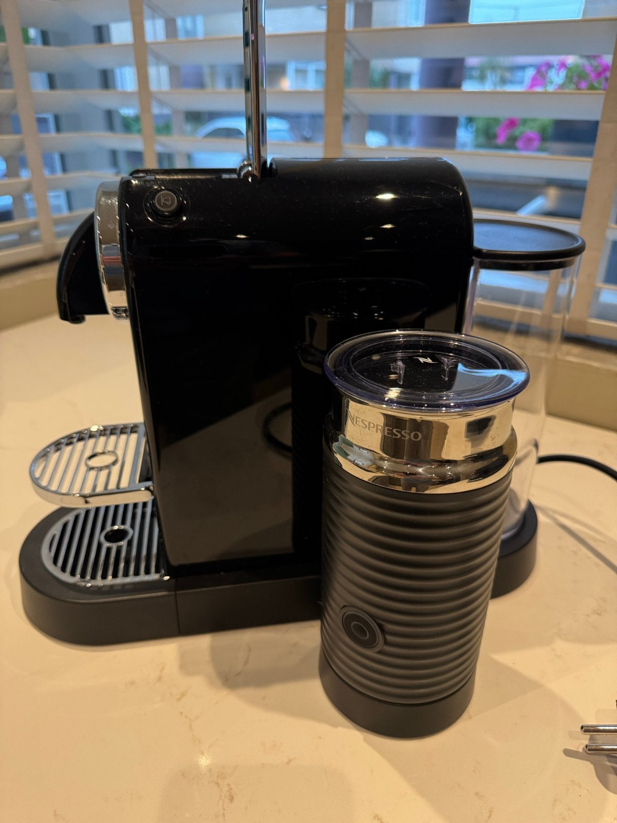 Foto 5 van Nespresso Inissia met melkopschuimer