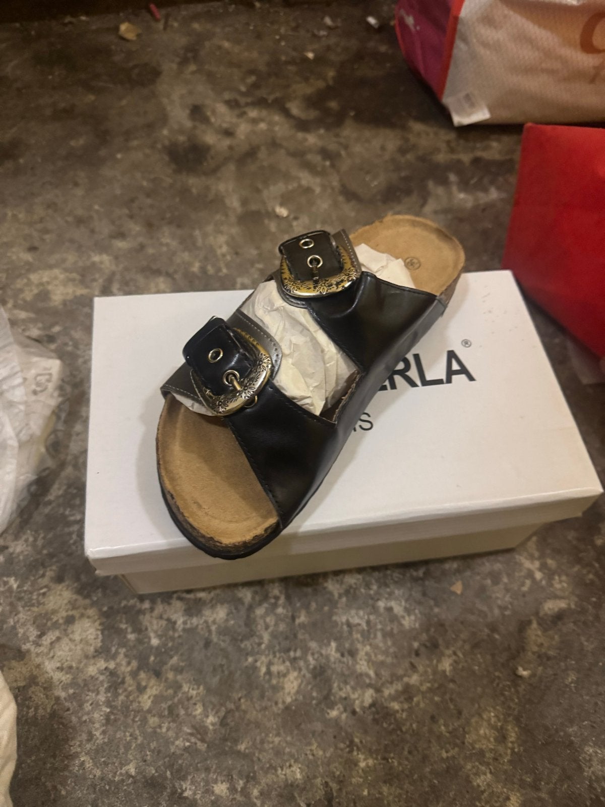 Zwarte Coco Perla slippers met gespen, Kleding | Dames, Schoenen, Ophalen of Verzenden, Nieuw, Zwart, Slippers