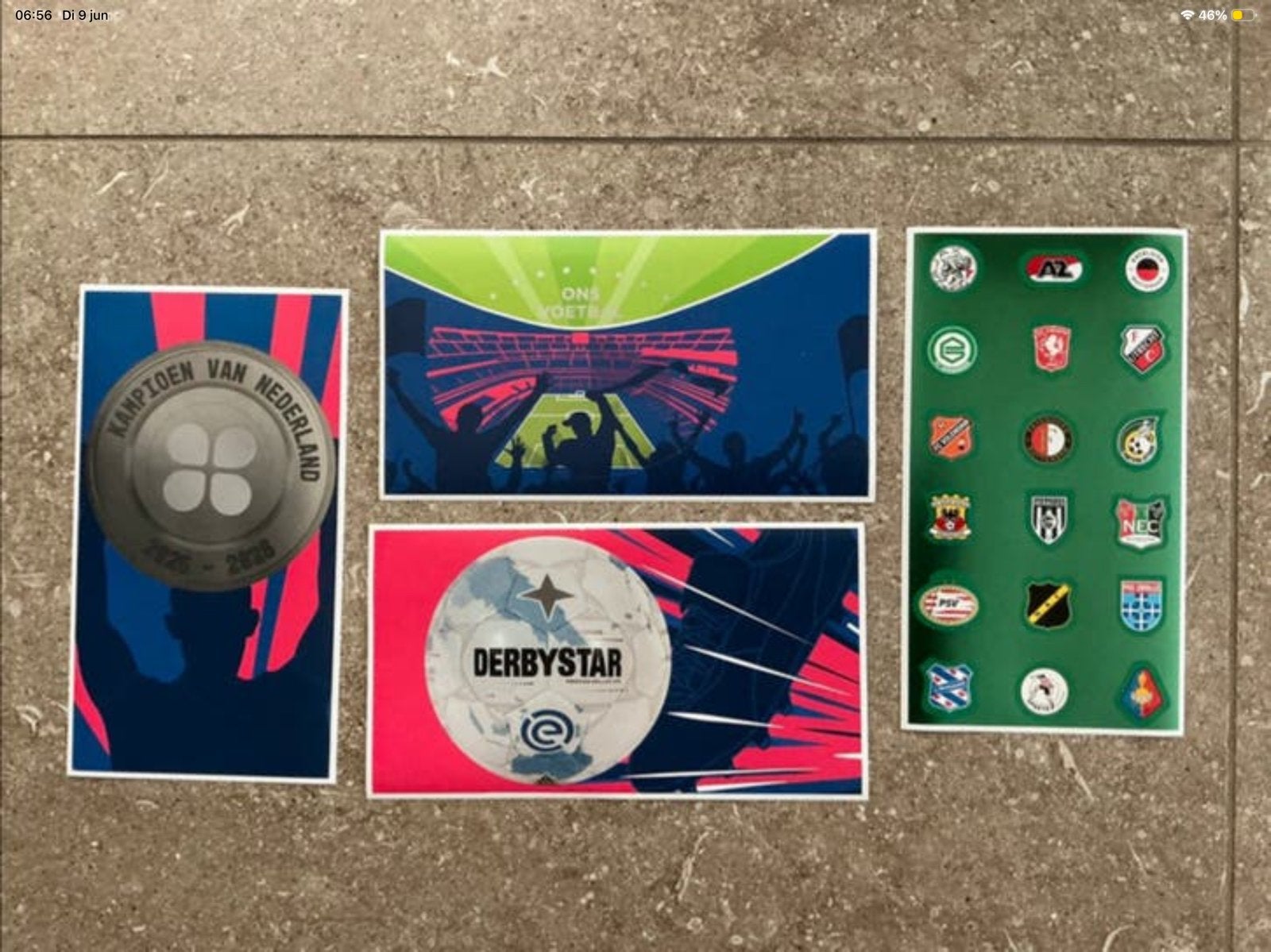 4 XXL stickers uit Plus voetbalplaatjes 2025-2026 (KWF), Ophalen of Verzenden, Nieuw, Buitenlandse clubs, Poster, Plaatje of Sticker