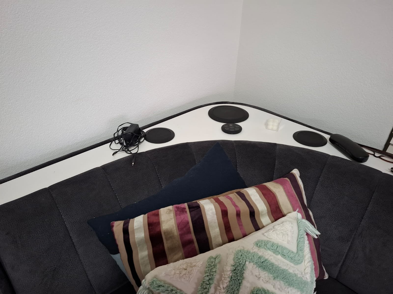 Foto 7 van Moderne grijze fauteuil met witte poten
