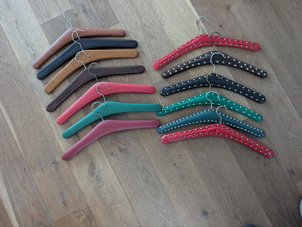 Kledinghangers in verschillende kleuren en stijlen, Ophalen of Verzenden, Zo goed als nieuw