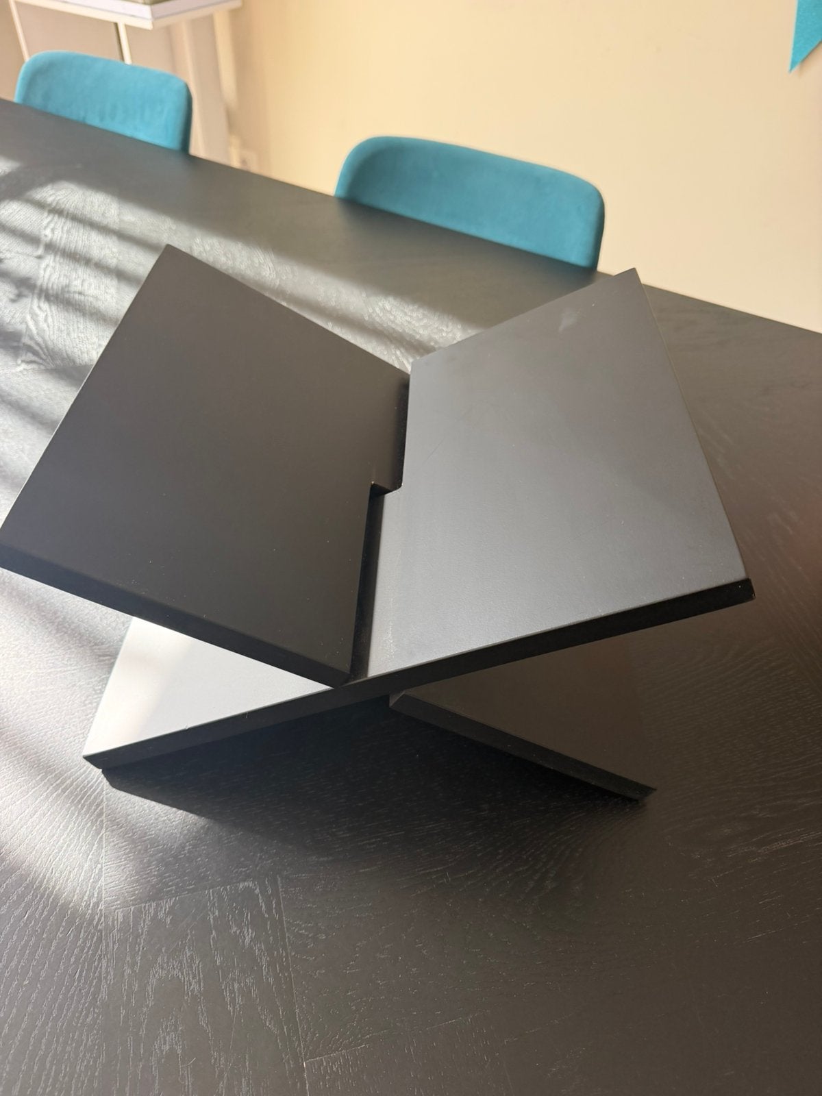 Design boekenstandaard / koffietafelboekhouder – Zwart MDF, Ophalen of Verzenden, Zo goed als nieuw