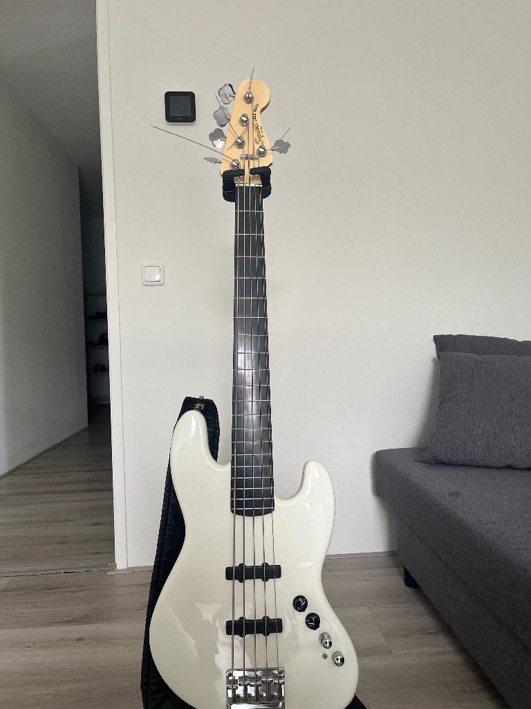 Squier Jazz Bass V + Bartolini pickups + gigbag, Ophalen of Verzenden, Gebruikt, Elektrisch, 5-snarig