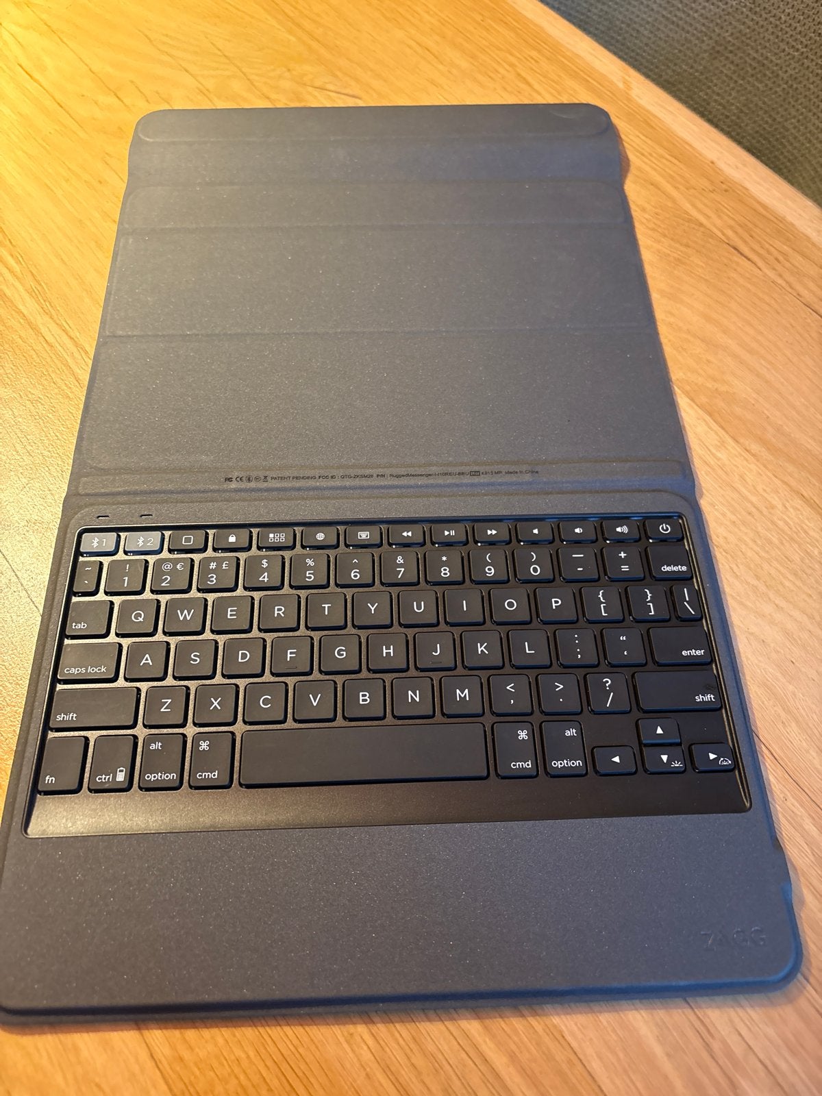 ZAGG Pro Keys draadloos toetsenbord en afneembare hoes, Ophalen of Verzenden, Zo goed als nieuw, 11 inch, Bescherming voor- en achterkant