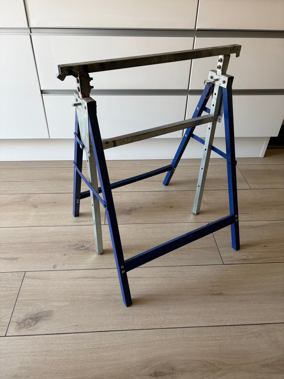 TECTAKE verstelbare schraag / bok / belastbaar tot 220kg, Doe-het-zelf en Verbouw, Steigers, Zo goed als nieuw, Overige typen