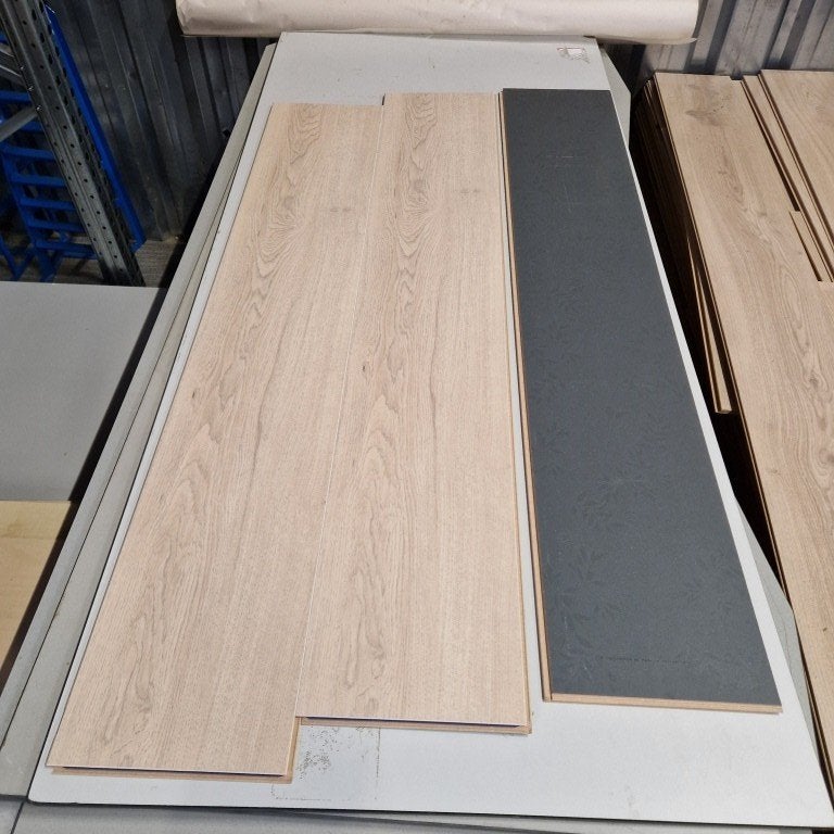 Restpartij 14 m2 laminaat Swiss Noblesse D80641 Chur Oak, Ophalen, Willisauerstrasse 37, 6122 Menznau, Zwitserland, SWISS KRONO AG