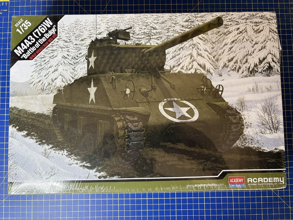M4A3 Sherman “Battle of the Bulge” (Academy) 1:35 + Extra’s, Overige merken, Tank, 1:32 tot 1:50, Nieuw