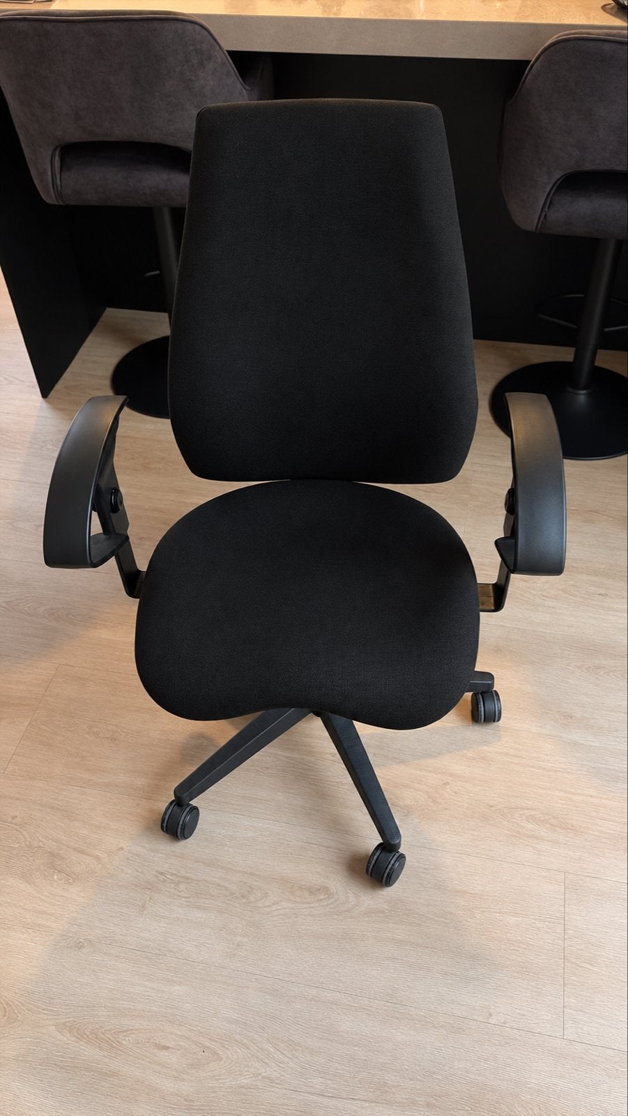 Ergonomische zwarte bureaustoel, Ophalen, Zwart, Zo goed als nieuw, Bureaustoel
