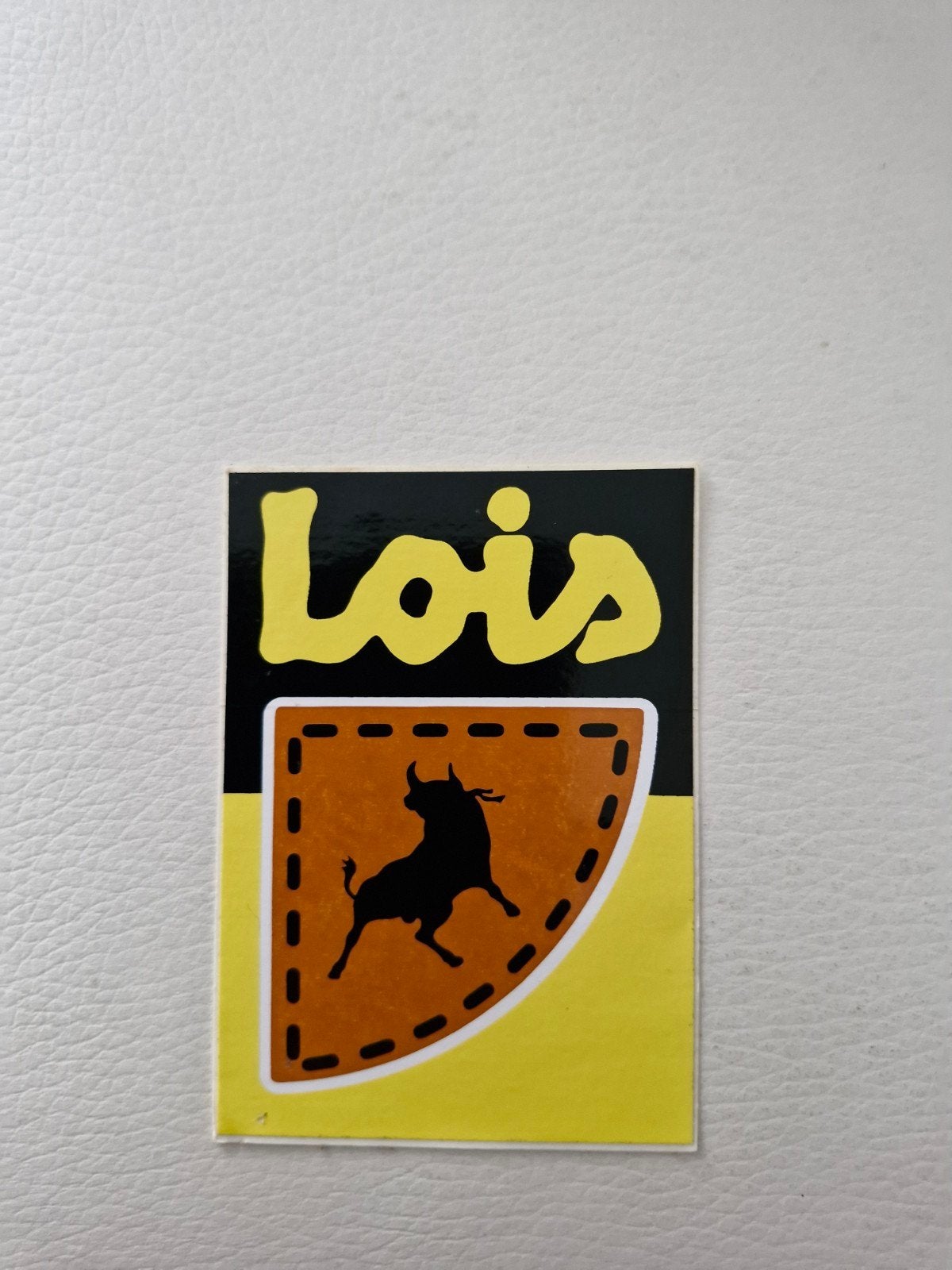 12103 Lois sticker met stier logo, Verzamelen, Ophalen of Verzenden