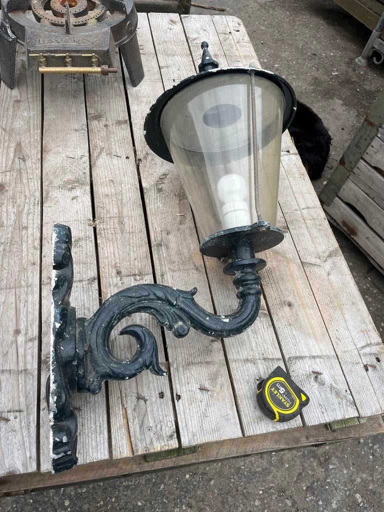 Antieke gietijzeren buitenlamp - 75 cm hoog, Tuin en Terras, Gebruikt, Wandlamp, Rvwerkt@gmail.com, Ophalen of Verzenden