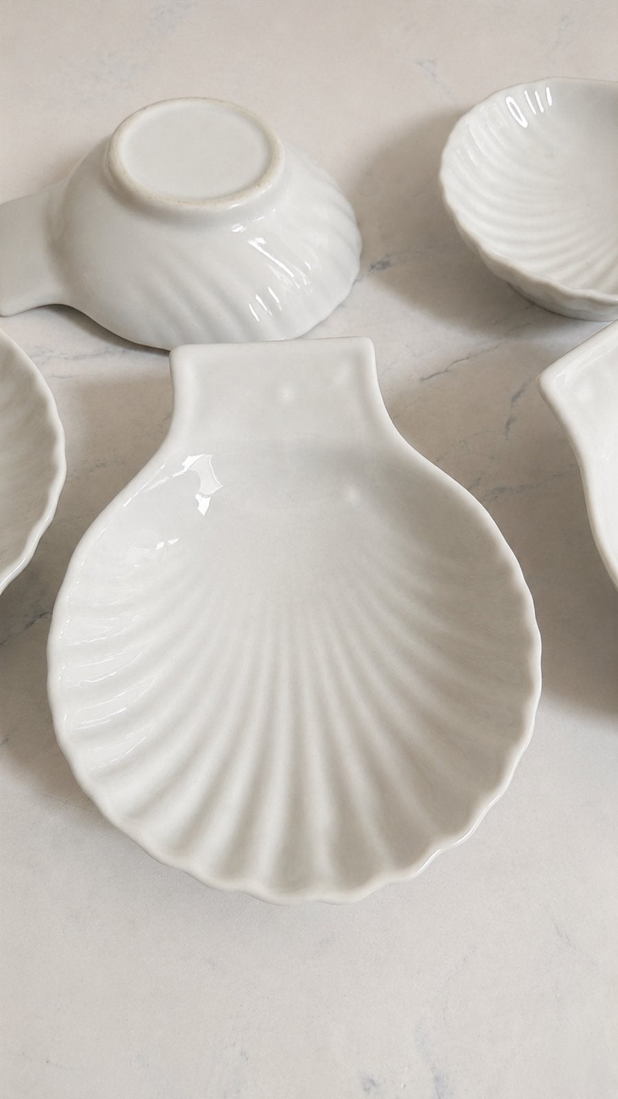 5 witte schelpenschaaltjes, Ophalen, Zo goed als nieuw, Aardewerk, Kom(men)