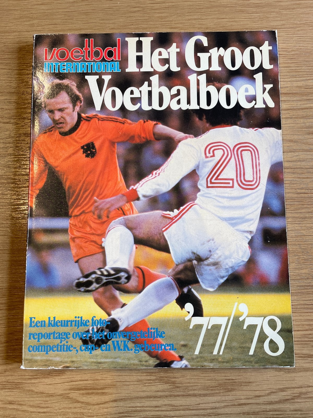 Voetbal International Het Groot Voetbalboek '77/'78, Ophalen of Verzenden, Gelezen, Balsport