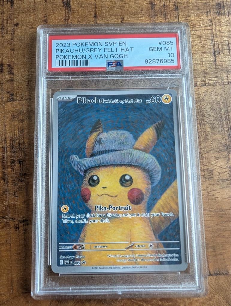 Pikachu Grey Felt Hat PSA 10 - Pokémon x Van Gogh, Ophalen of Verzenden, Nieuw, Losse kaart, Foil