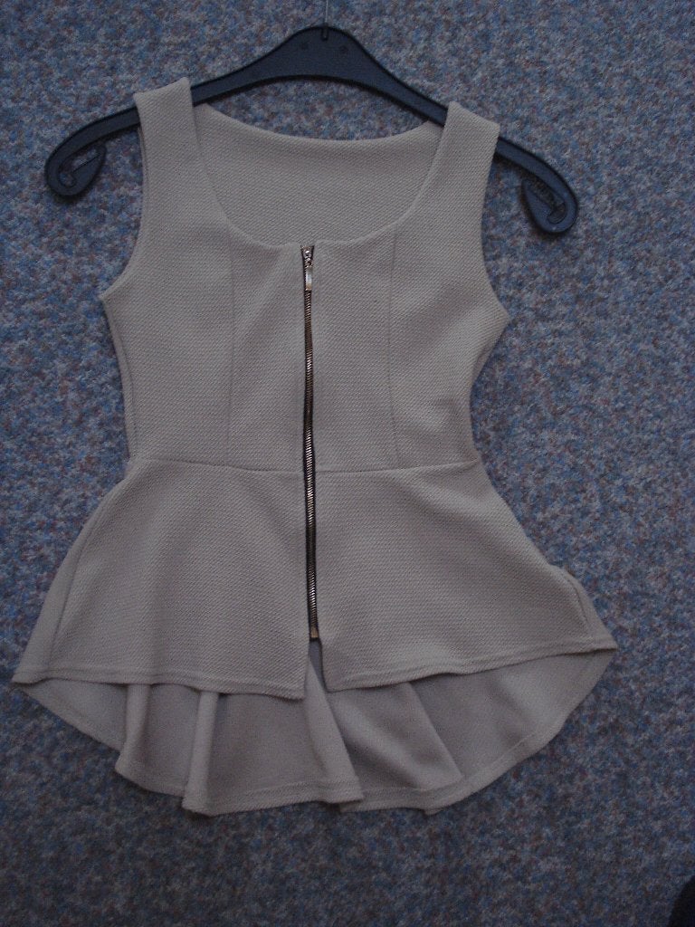 Top maat 34/36, zandkleurig, klokkend model, getailleerd, Beige, Ophalen of Verzenden, Gedragen, Maat 36 (S)
