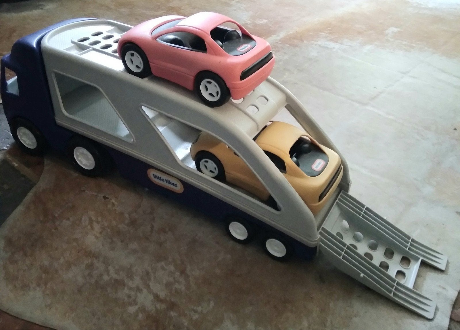 Little Tikes Autotransporter met 2 auto's, Kinderen en Baby's, Speelgoed | Speelgoedvoertuigen, Ophalen of Verzenden, Gebruikt