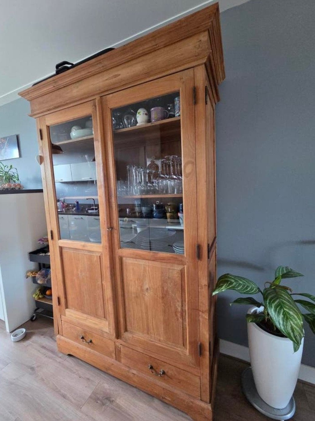 Kast teakhouten, Ophalen