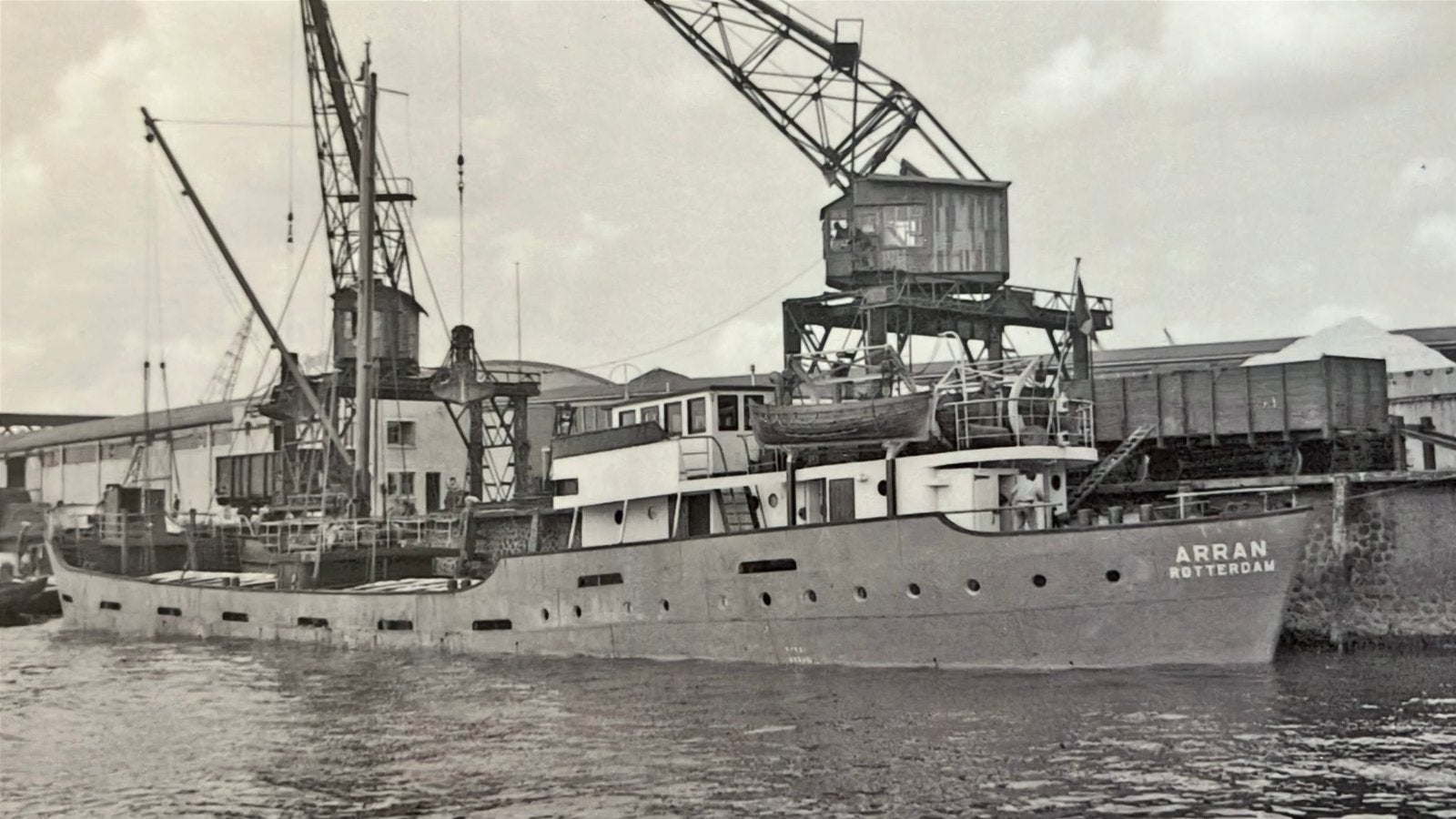 ARRAN ('50-'68) Mees &  Jan Cremer ex Landingsvaartuig 1944, Verzamelen, Ophalen of Verzenden, Zo goed als nieuw, Kaart, Foto of Prent