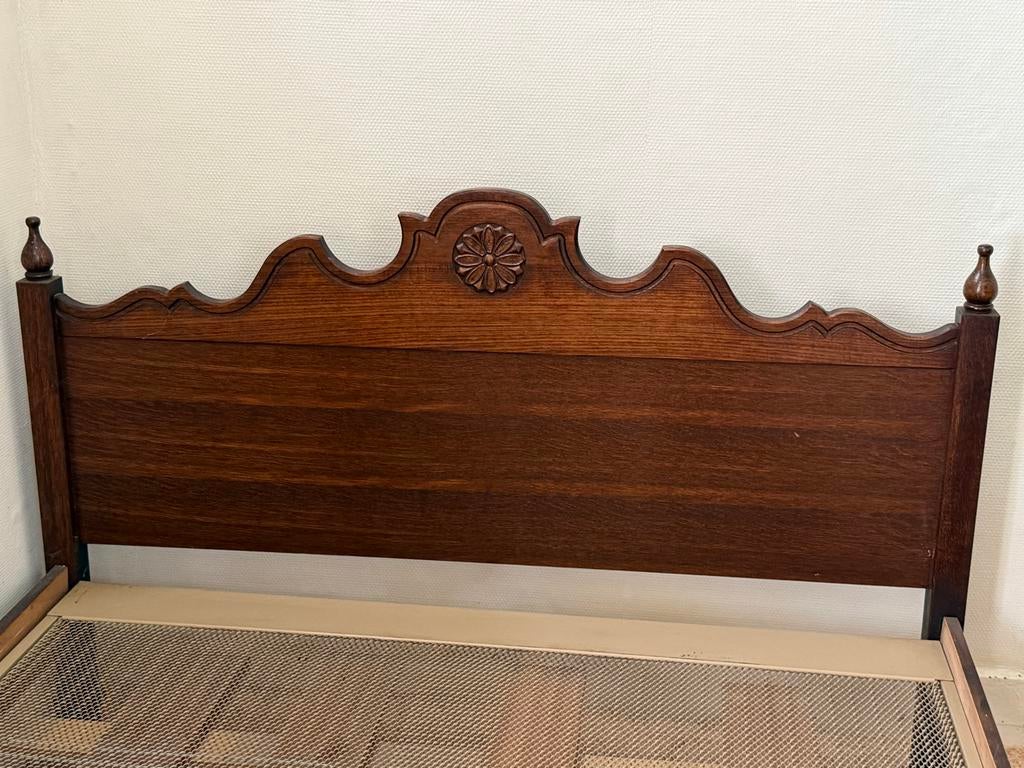 Vintage houten bed 140x200 cm met sierlijk hoofdbord, Ophalen
