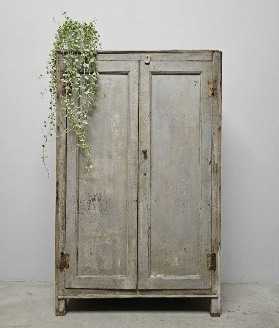 Antieke brocante grijze sleetse hoekkast vintage leg kast, Ophalen of Verzenden