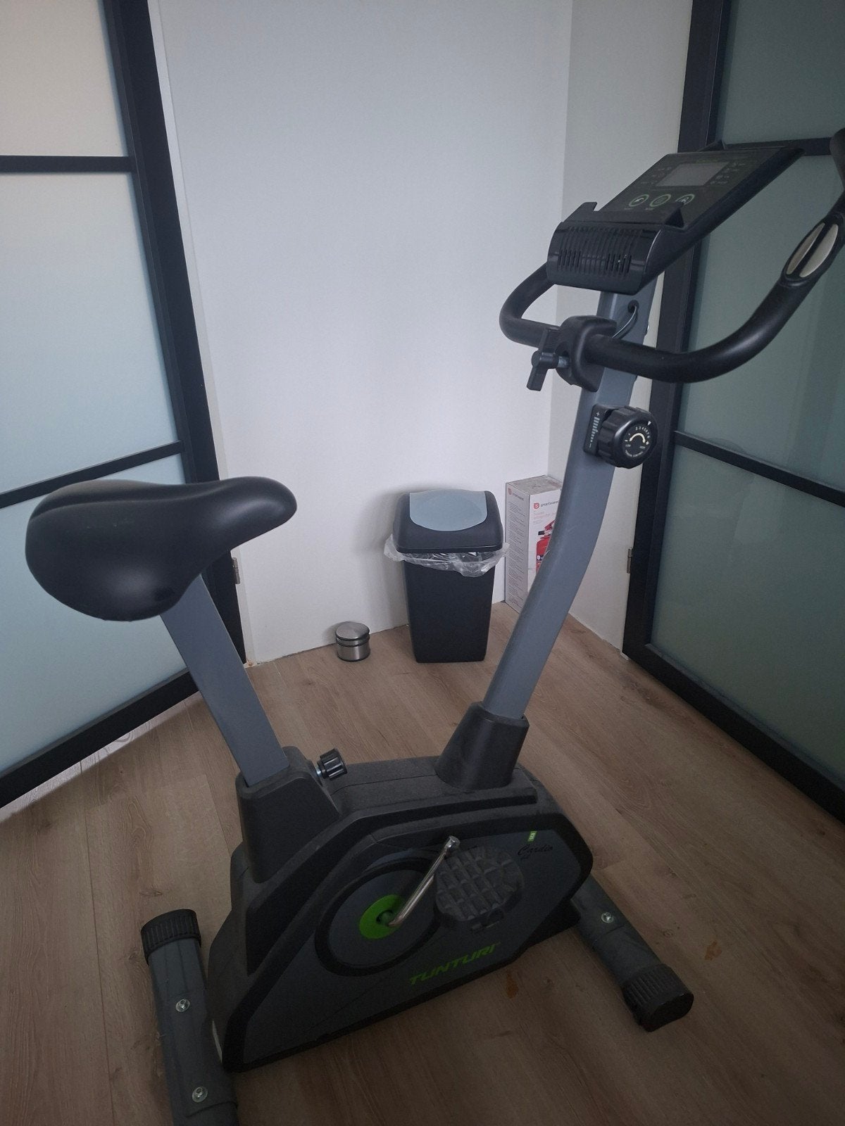te koop: TUNTURI FIT B35 hometrainer met een dempingmat, Ophalen, Gebruikt, Kunststof, Hometrainer