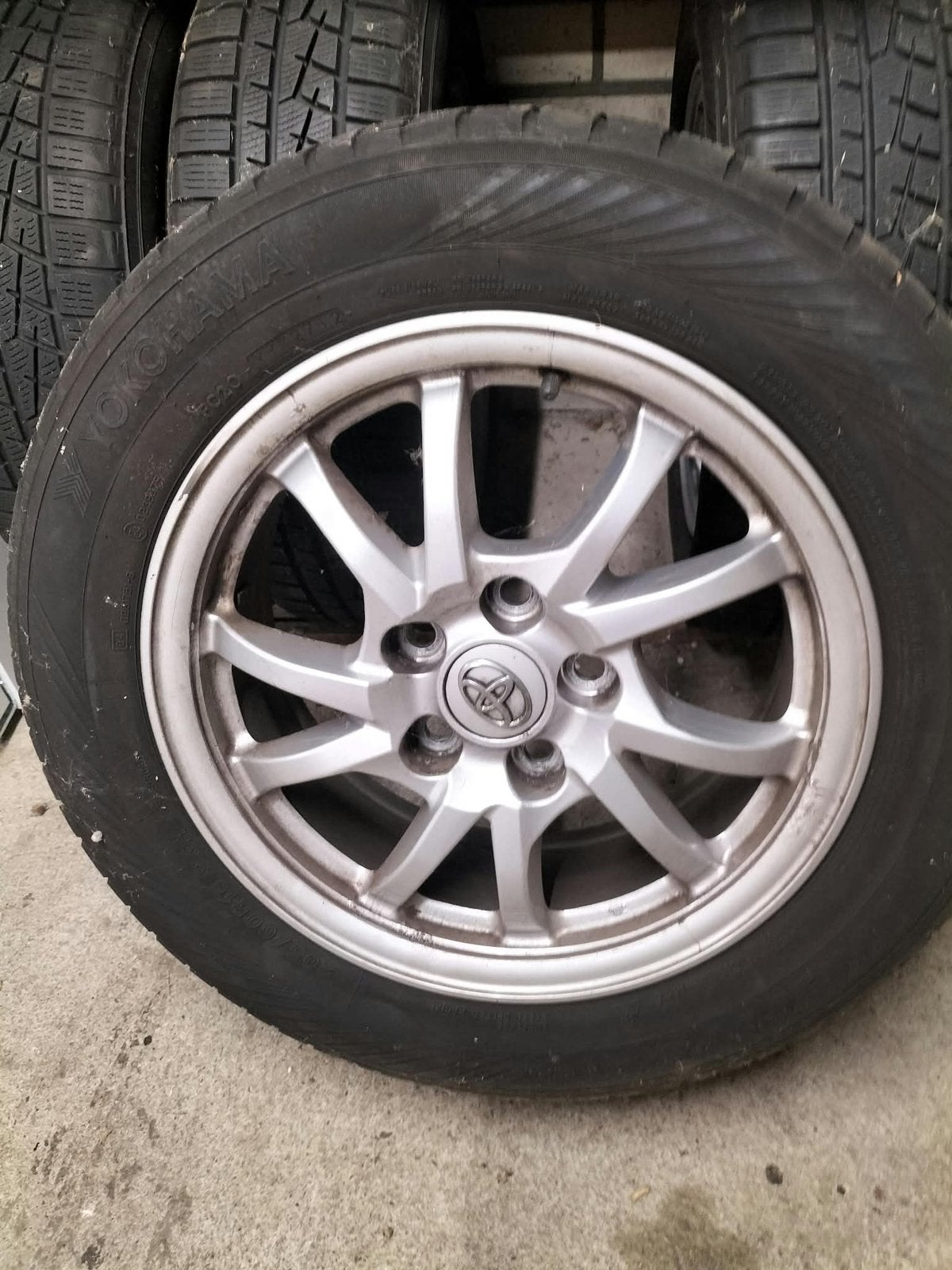 4 zeer goede banden + velgen 205/60 R16 96 H Toyota Verso, Ophalen, Zo goed als nieuw