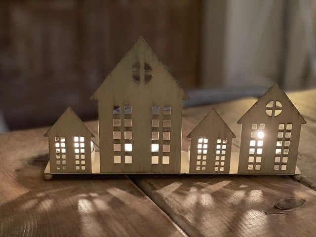 Metalen houder voor 4 theelichtjes Huisjes / wit kandelaar., Diversen, Kerst, Ophalen, Zo goed als nieuw