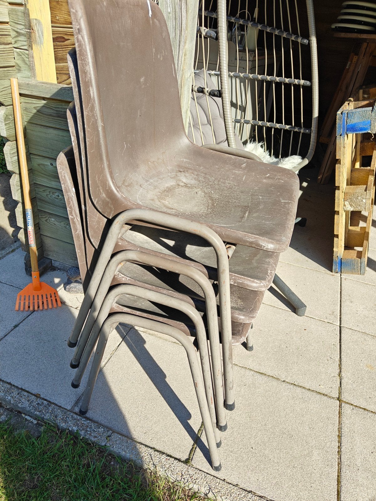 4 stapelbare stoelen - Gebruikt, Bruin, Ophalen of Verzenden, Vier, Kunststof