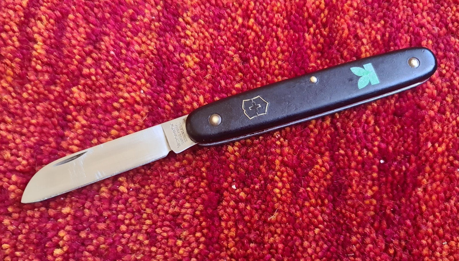 Victorinox Zwitsers zakmes met logo's, Antiek en Kunst, Antiek | Gereedschap en Instrumenten, Ophalen of Verzenden