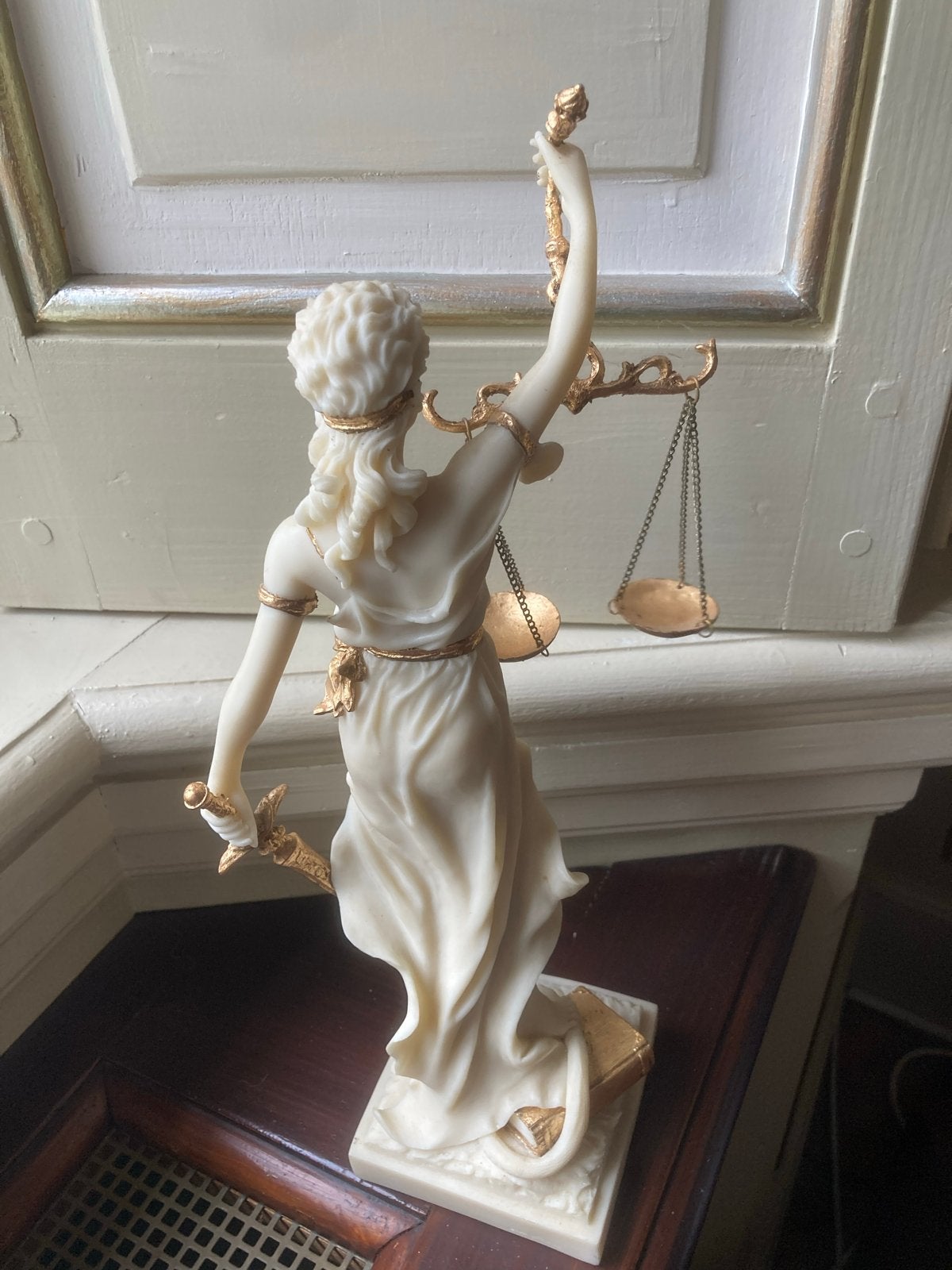 Prachtige witte stenen Justitia beeld - 31 cm, Ophalen of Verzenden, 20 - 50 cm, Beeld, Vrouw