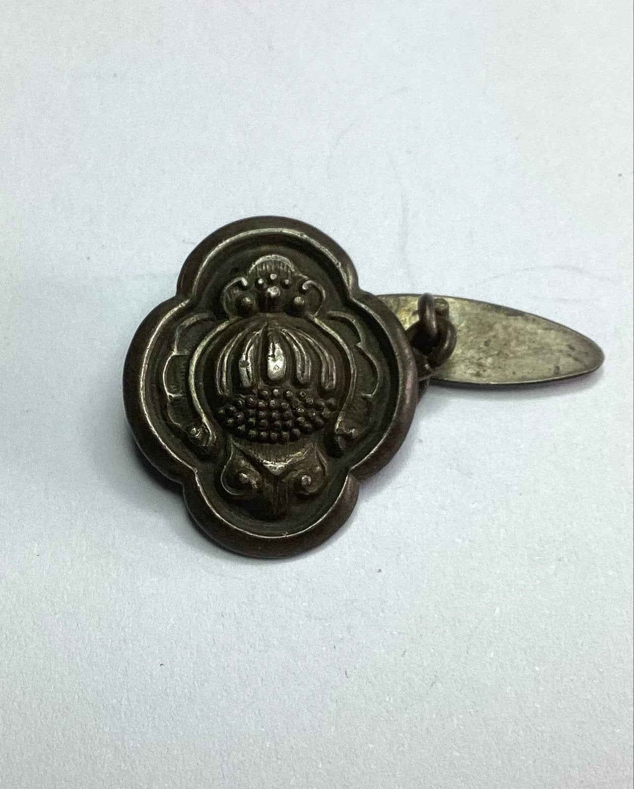 1 Antieke zilveren manchetknoop met bloemmotief, Ophalen of Verzenden, Gebruikt, Zilver