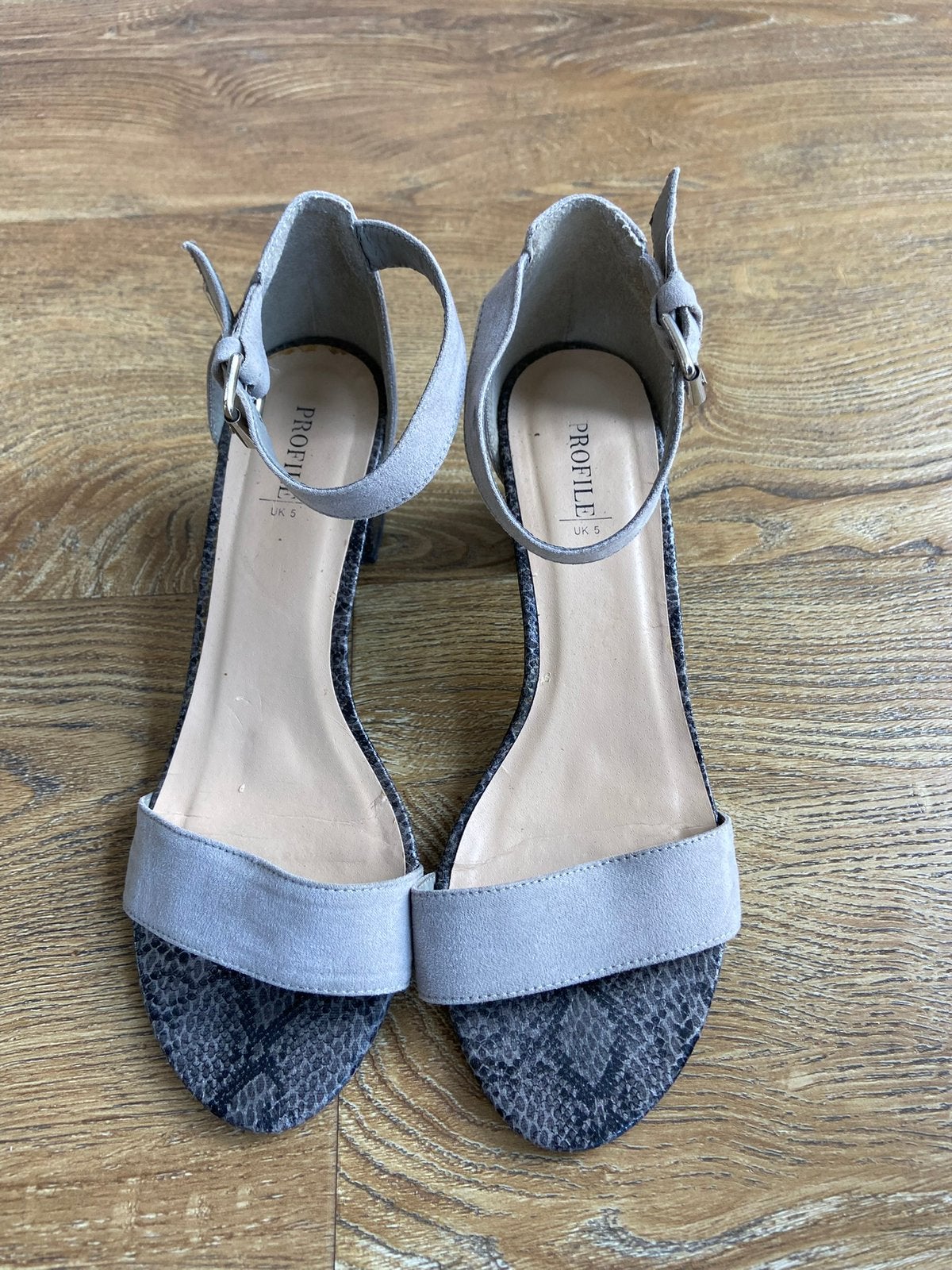 Hakken met ‘slangenleer’ maat 38, Kleding | Dames, Schoenen, Ophalen of Verzenden, Zo goed als nieuw, Grijs