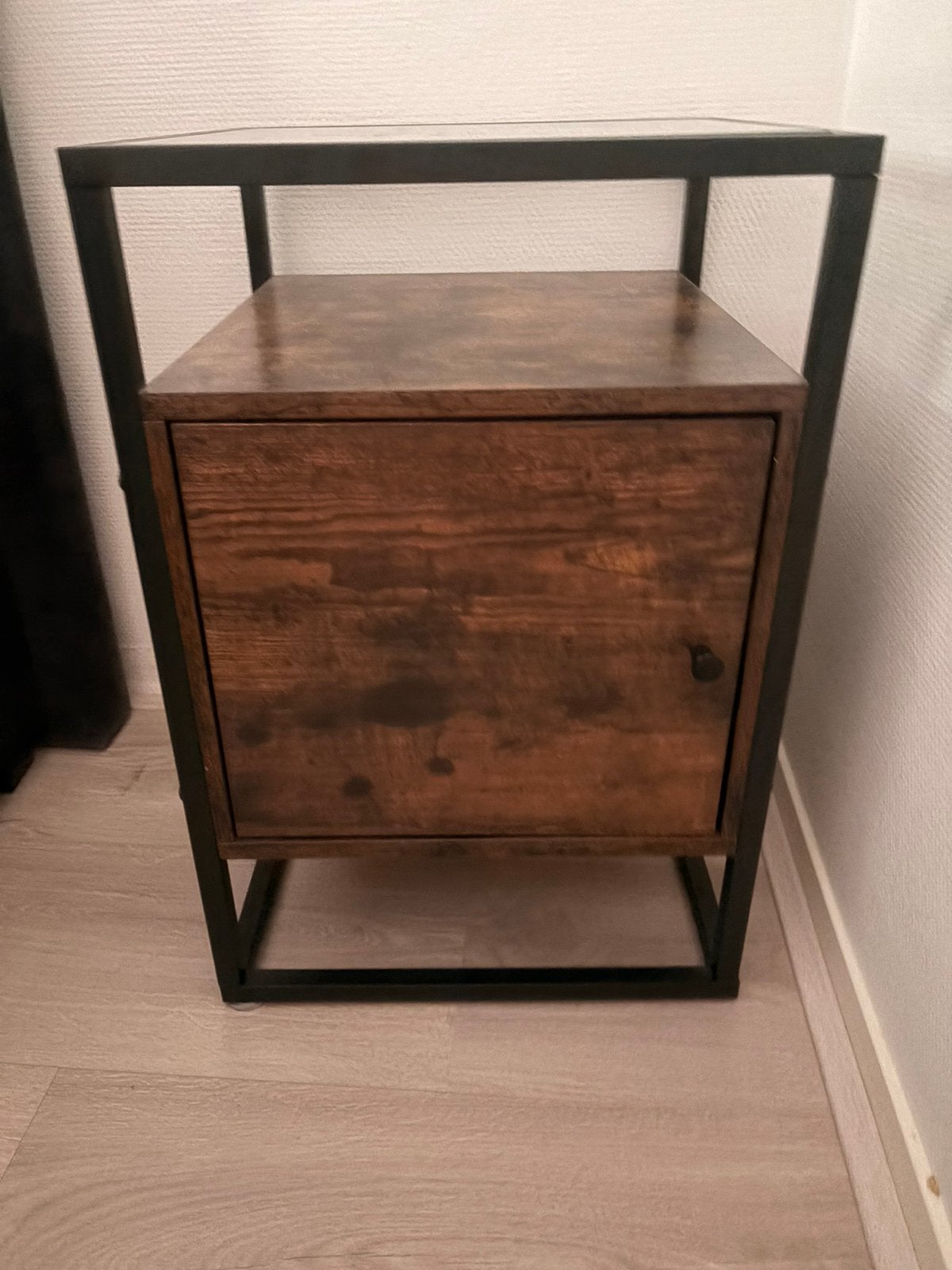 Nachtkastje 40x40x60 cm met glazen blad en opbergruimte, Huis en Inrichting, Slaapkamer | Nachtkastjes, Ophalen, Gebruikt, Minder dan 45 cm