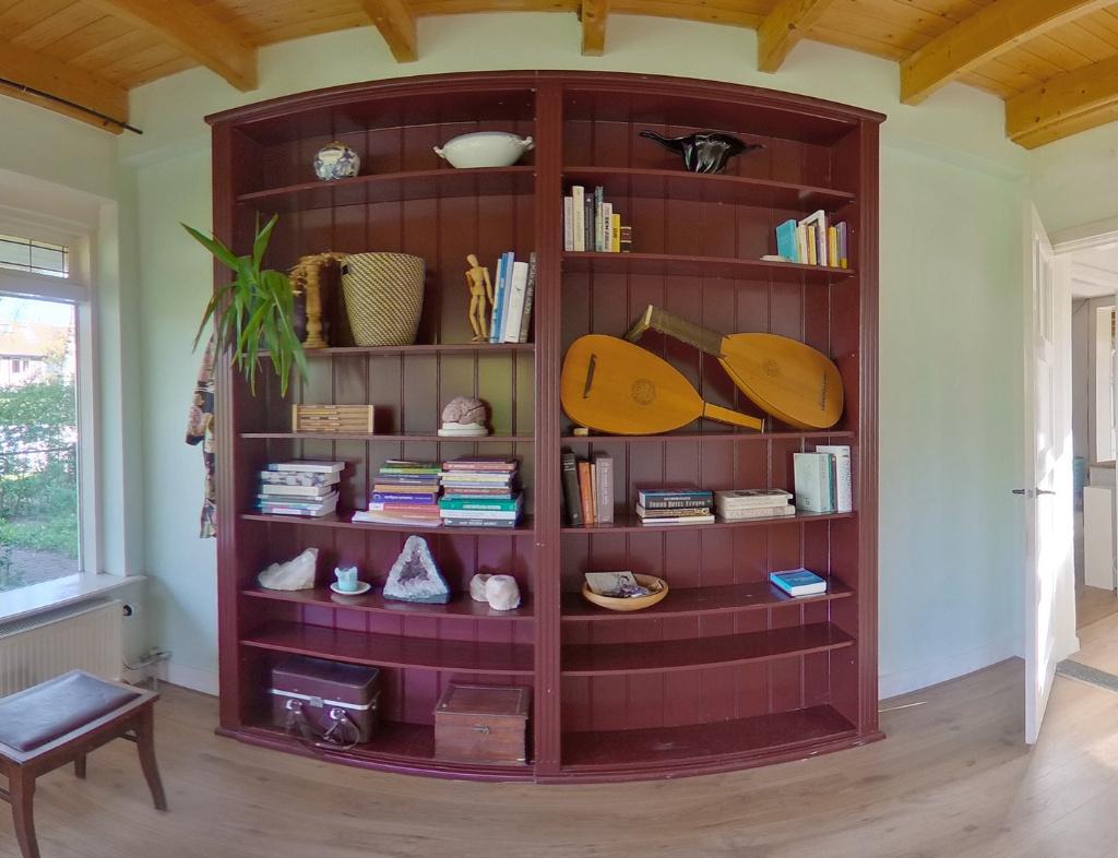 Hoge klassieke bordeuxrode boekenkast, Huis en Inrichting, Ophalen, 50 tot 100 cm, Zo goed als nieuw, 150 tot 200 cm