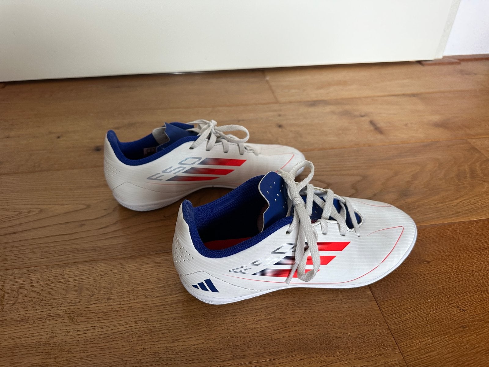 Adidas F50 Zaalschoenen Maat 35 - Wit/Rood/Blauw, Ophalen of Verzenden, Gebruikt, Schoenen