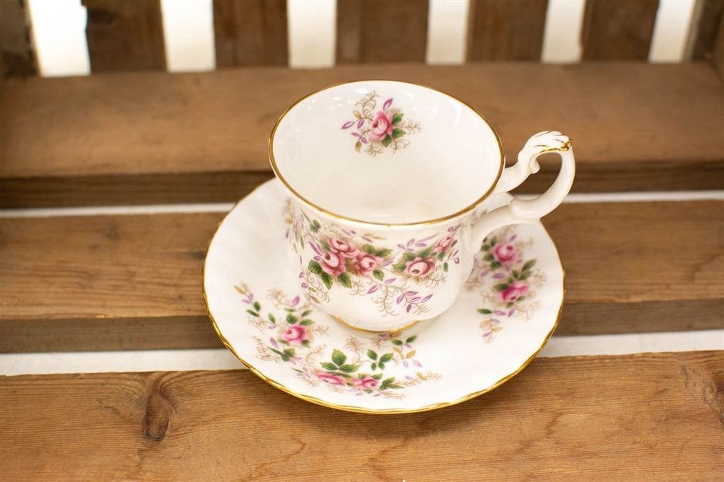 Royal Albert porseleinen kop en schotel 39000, Huis en Inrichting, Keuken | Servies, Gebruikt, Ophalen of Verzenden, Bord(en)