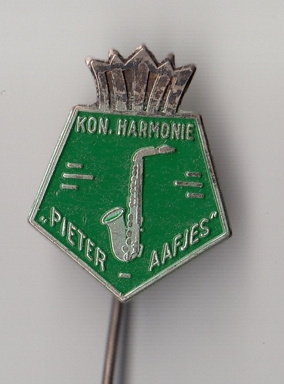 Saxofoon Harmonie Pieter Aafjes Culemborg speldje, Verzamelen, Speldjes, Pins en Buttons, Gebruikt, Niet vindbaar, Niet vindbaar