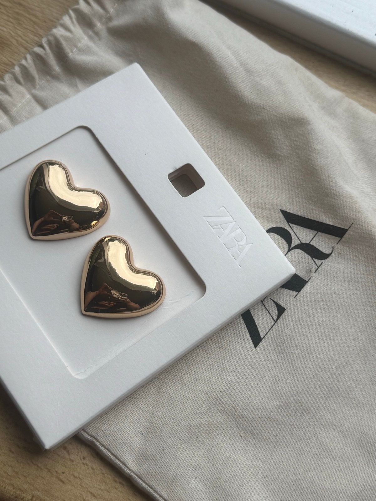 Nieuwe Zara goudkleurige hart oorbellen, Overige materialen, Nieuw, Ophalen of Verzenden, Knopjes of Stekers