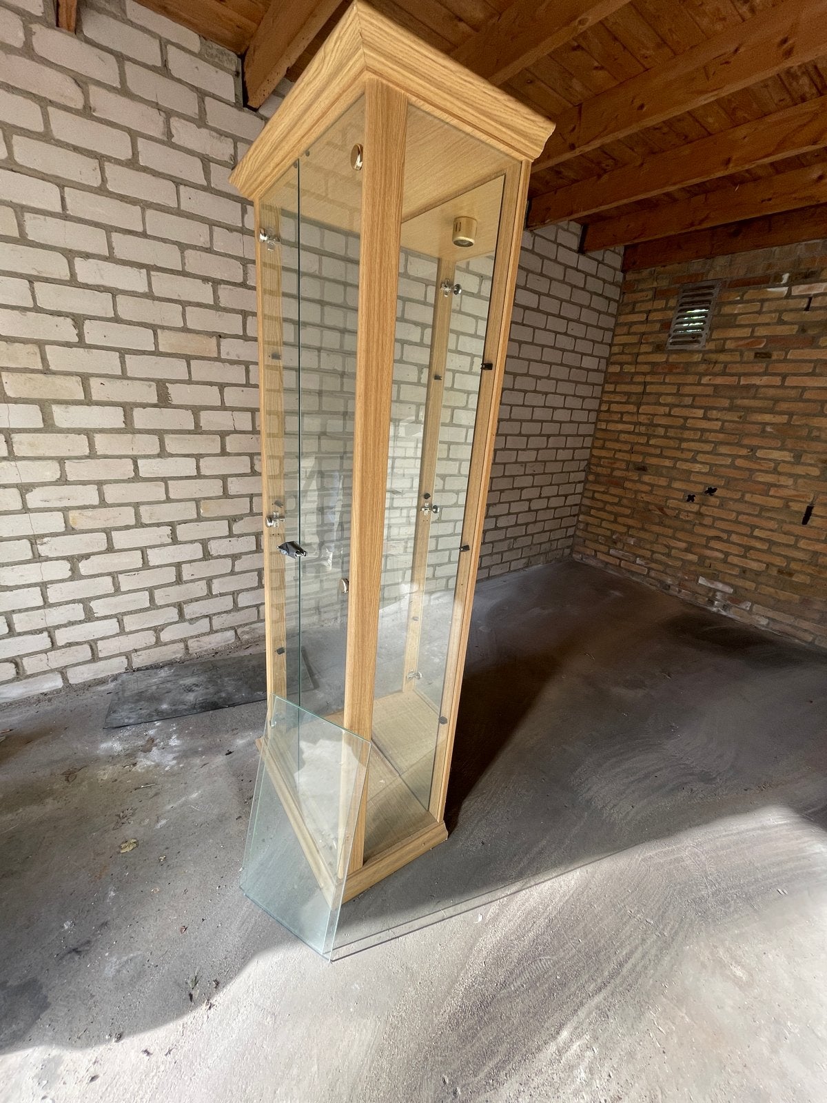 Glazen vitrinekast met houten frame in dorpje GRAVE, Ophalen, Gebruikt, Eikenhout, 50 tot 100 cm
