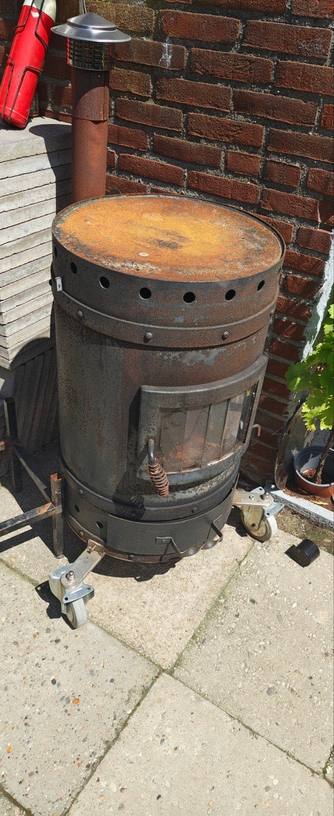 Zware handgesmede buitenhaard met wieltjes en pijp, Tuin en Terras, Ophalen of Verzenden