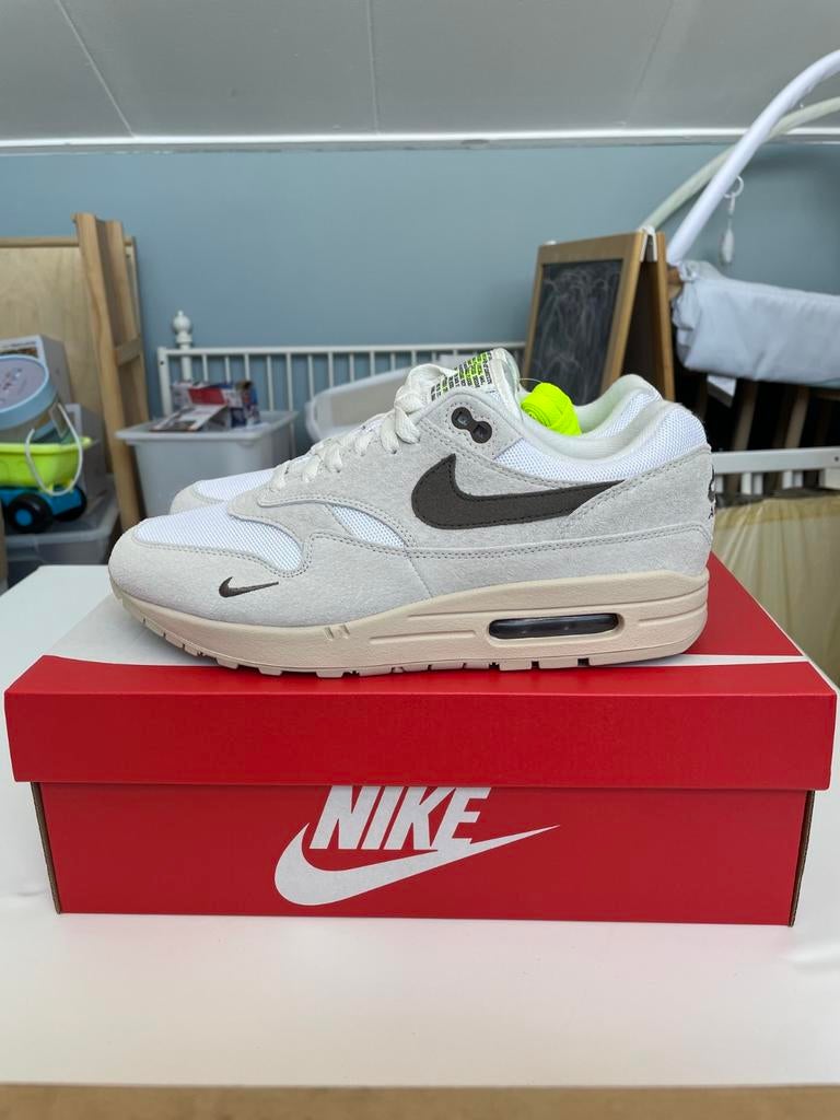 Nike Air Max 1 Sail Ironstone 42,5, Kleding | Heren, Schoenen, Ophalen of Verzenden, Nieuw, Overige kleuren