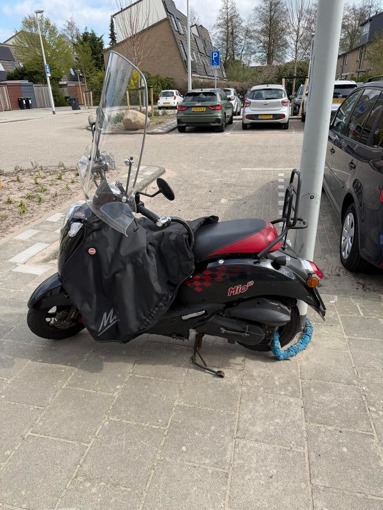Sym Mio 50 Sport 2016 - Zwart, Fietsen en Brommers, Scooters | SYM, Gebruikt, Maximaal 45 km/u, Benzine, Ophalen