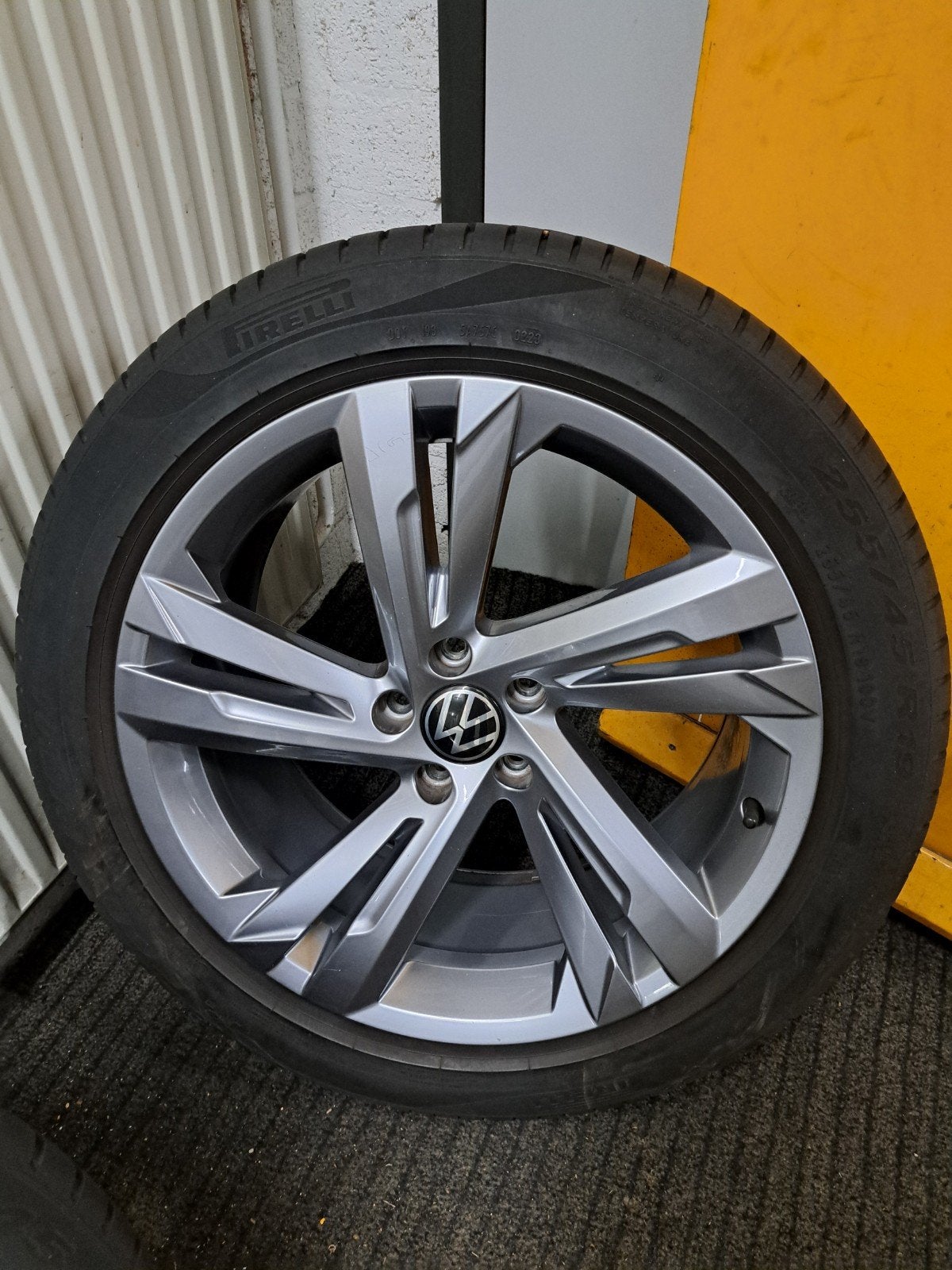 VW Tiguan 19 inch R-Line velgen met banden, Auto-onderdelen, Gebruikt, 255 mm, Banden en Velgen, Personenwagen