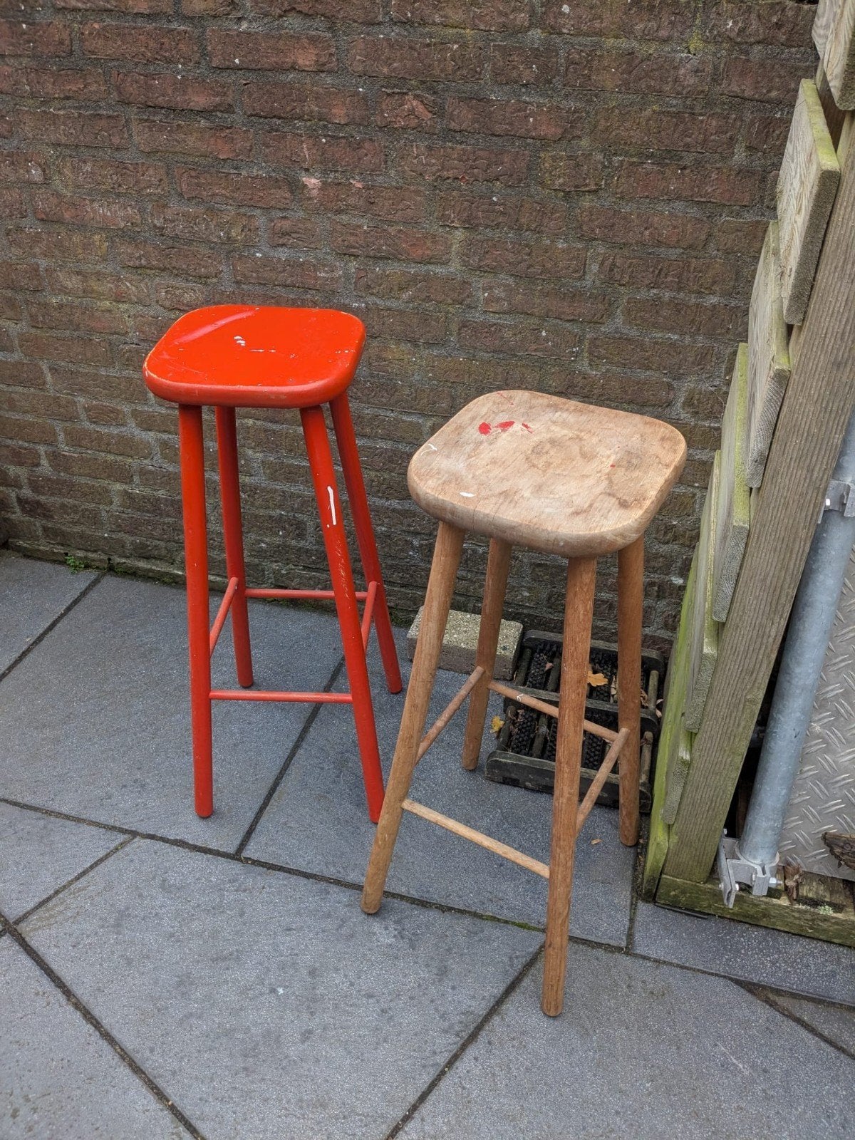 Set van 2 barkrukken - rood en naturel hout, Gebruikt, 60 tot 90 cm, Ophalen of Verzenden, Hout