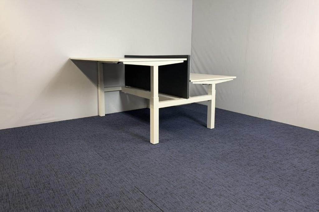 Bench zit/sta bureau Ahrend (elektrisch) - 180 x 210 cm.