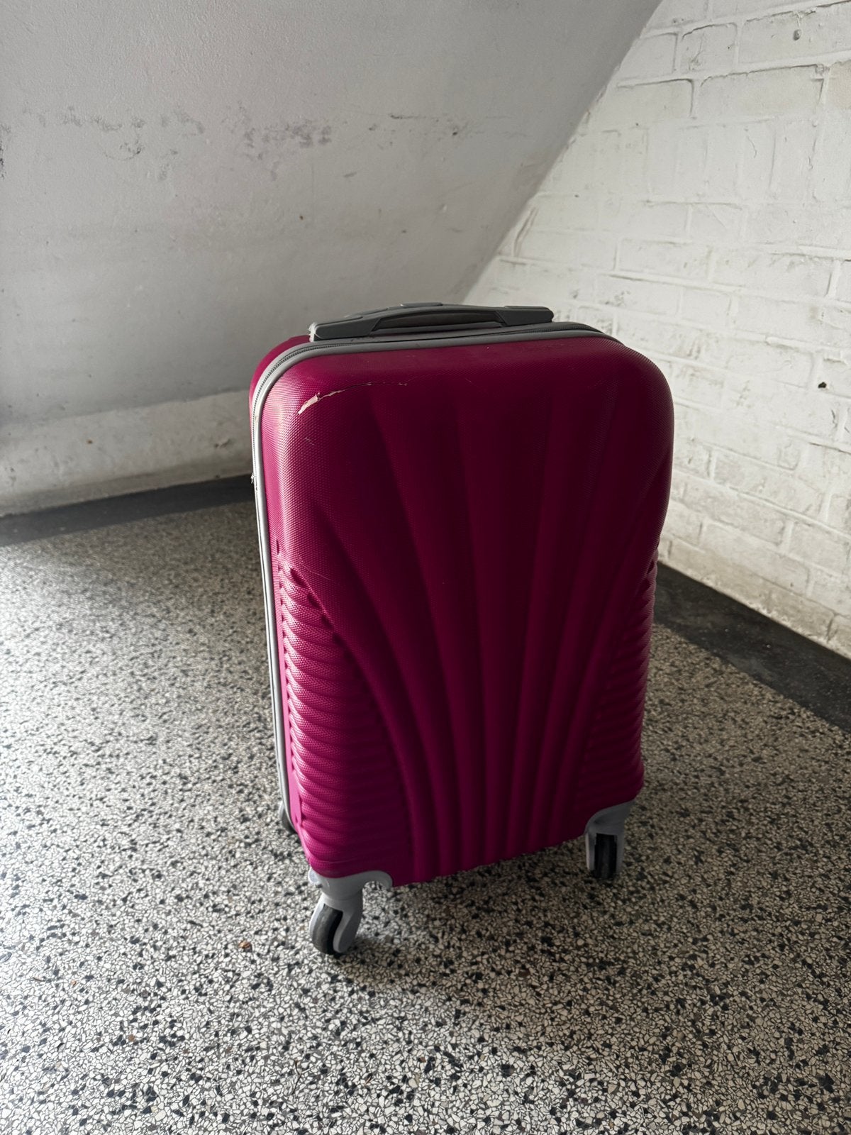 Pink mini suitcase (damaged) 51x32x18, Ophalen, Gebruikt, Wieltjes, Hard kunststof