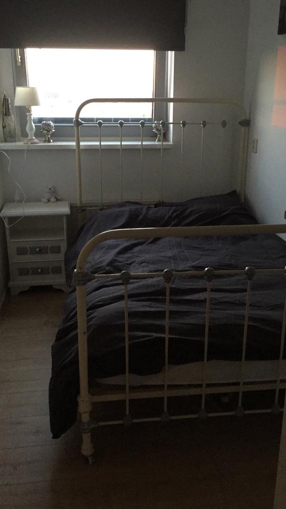Frans gietijzeren bed op wieltjes, Antiek en Kunst, Ophalen